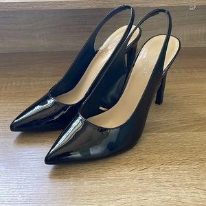 Size 8, black Nine West.